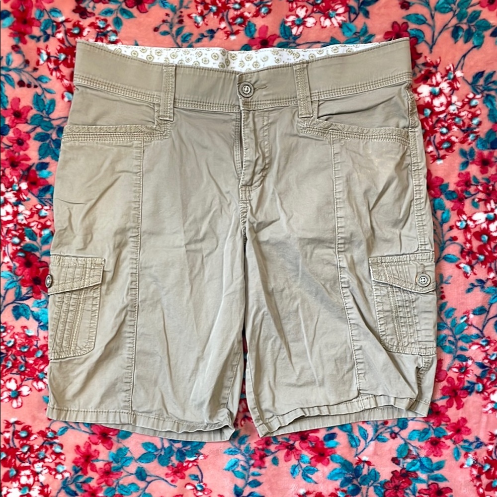 Woman’s Tan Cargo Shorts